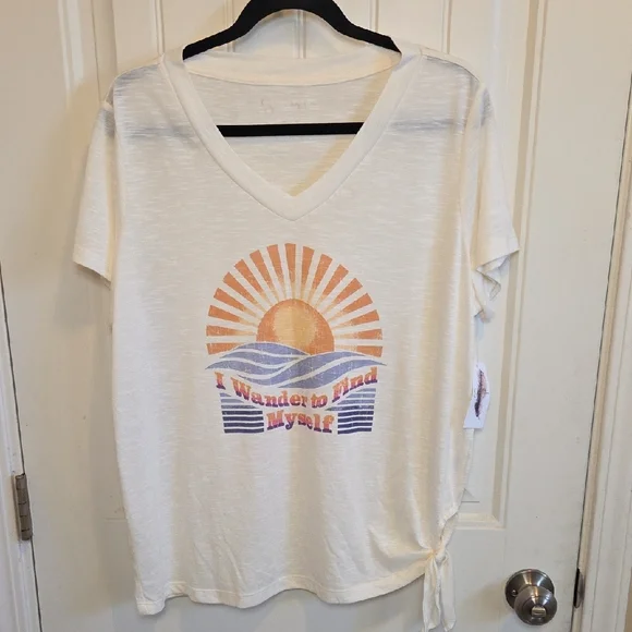 NWT Jessica Simpson "I Wander To Find Myself" Tee With Sun And Waves - Picture 3 of 10